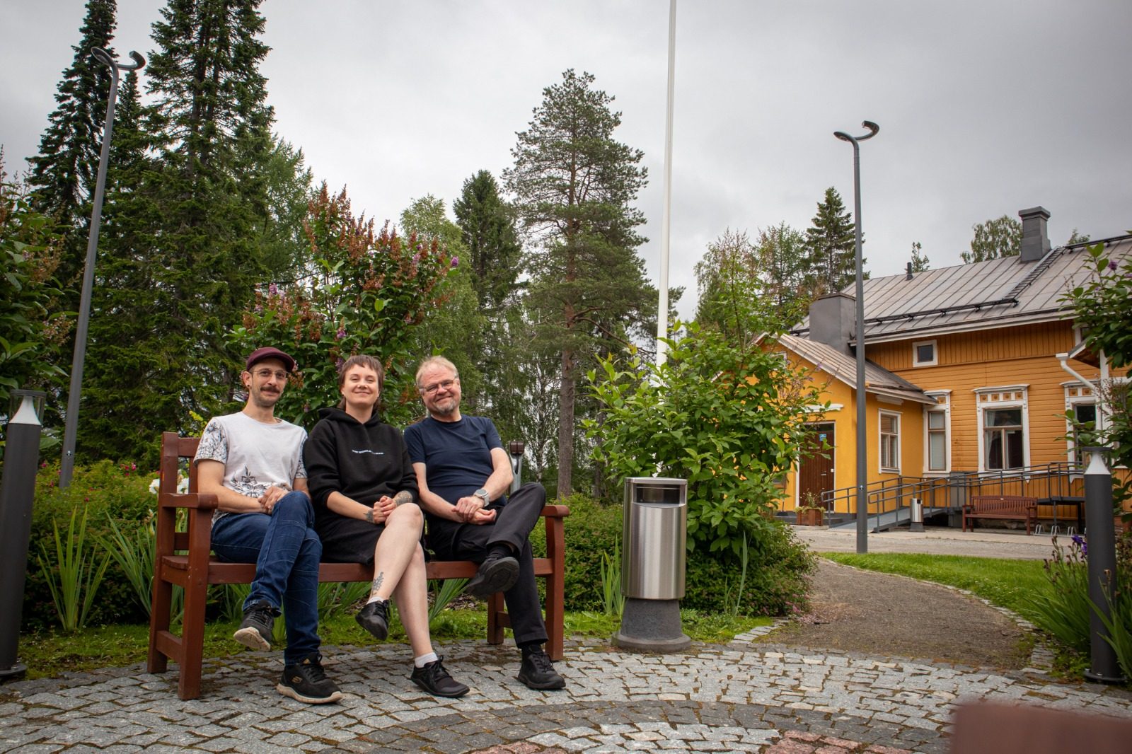 Taruma ry:n perustajat — Kerttu Komulainen, Mike Tzoumas ja Mika Hoffrén Kuhmon keskustassa.